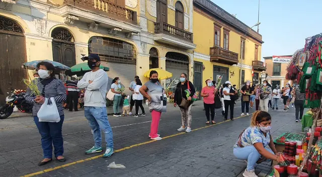 Los asistentes a la iglesia de San Francisco ingresaron con la hoja de palma como tradición de Domingo de Ramos Los asistentes a la iglesia de San Francisco ingresaron con la hoja de palma como tradición de Domingo de Ramos
