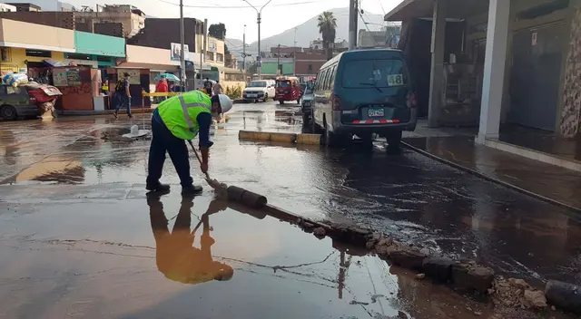 Aniego afecta viviendas de vecinos del Rímac tras rotura de tubería de Sedapal.