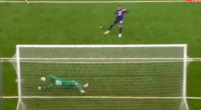 Kylian Mbappé falla penal. Kylian Mbappé falla penal.