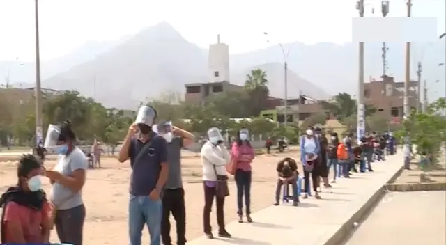 Largas colas de pacientes con síntomas de COVID-19 en los exteriores del hospital Marino Molina