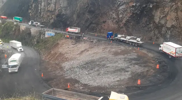 En las próximas horas se espera que el tránsito se vuelva más fluido mientras continúan con la reconstrucción de la vía.