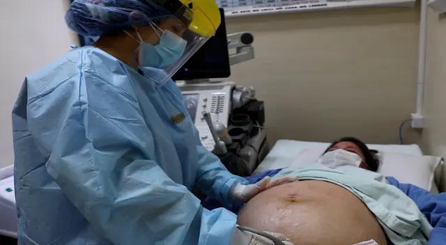 Médicos recomiendan a las madres gestantes maximizar los cuidados para evitar el contagio de la COVID-19.