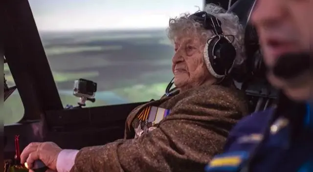 Maria Koltakova, la mujer rusa de 99 años que rompió récords al pilotear un simulador de avión de combate.