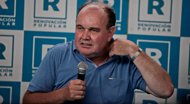 Amenazó con demandar a quienes lo sigan cuestionando por las deudas coactivas que mantiene en la Sunat por más de 28 millones de soles, pese a que estas no han prescrito y son exigibles de pago. Amenazó con demandar a quienes lo sigan cuestionando por las deudas coactivas que mantiene en la Sunat por más de 28 millones de soles, pese a que estas no han prescrito y son exigibles de pago.