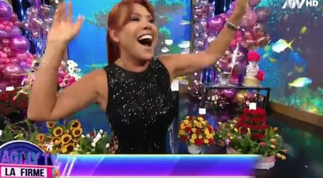 La conductora Magaly Medina también y se mostró emocionada por las flores que recibió.