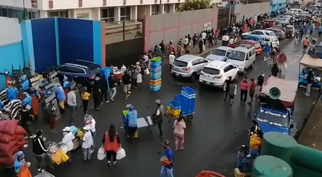 Las personas en la fila de ingreso al terminal pesquero no respetaban el distanciamiento social. Las personas en la fila de ingreso al terminal pesquero no respetaban el distanciamiento social.