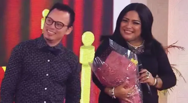 ‘Marc Anthony’ sorprendió a su pareja ‘La India’, al llegar de manera inesperada al set de Mujeres al mando, con un ramo de rosas. ‘Marc Anthony’ sorprendió a su pareja ‘La India’, al llegar de manera inesperada al set de Mujeres al mando, con un ramo de rosas.