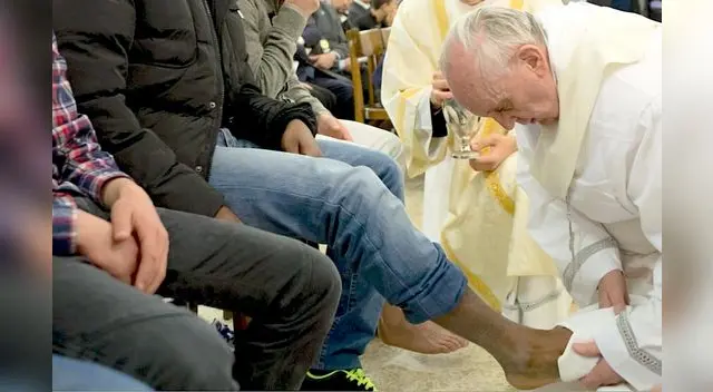 En otros años, el pontífice argentino conmemoró el Jueves Santo en una cárcel y en un centro de refugiados, y lavó los pies a detenidos e inmigrantes. En otros años, el pontífice argentino conmemoró el Jueves Santo en una cárcel y en un centro de refugiados, y lavó los pies a detenidos e inmigrantes.