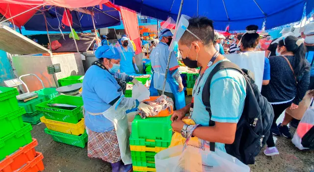 El terminal Pesquero de Ventanilla se encuentra abierto desde las 4 a. m. y permanecerá así hasta las 11 a. m. No dejarán entrar a quienes no porten su protector facial. El terminal Pesquero de Ventanilla se encuentra abierto desde las 4 a. m. y permanecerá así hasta las 11 a. m. No dejarán entrar a quienes no porten su protector facial.