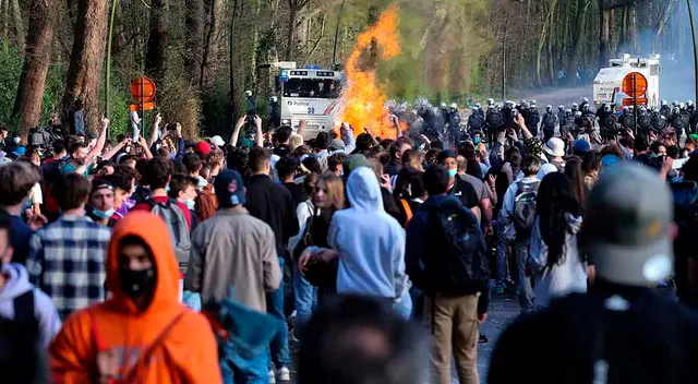 La Policía local calculó que el evento reunió entre 1,500 y 2,000 personas en el Bois de la Cambr.e La Policía local calculó que el evento reunió entre 1,500 y 2,000 personas en el Bois de la Cambr.e
