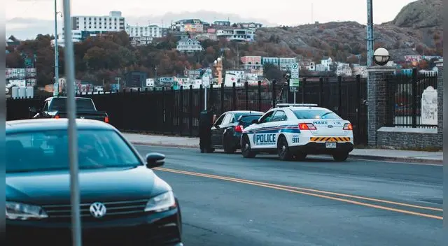 Brinda identidad falsa porque porta drogas y lo detienen puesto que esa persona tenía orden de detención.