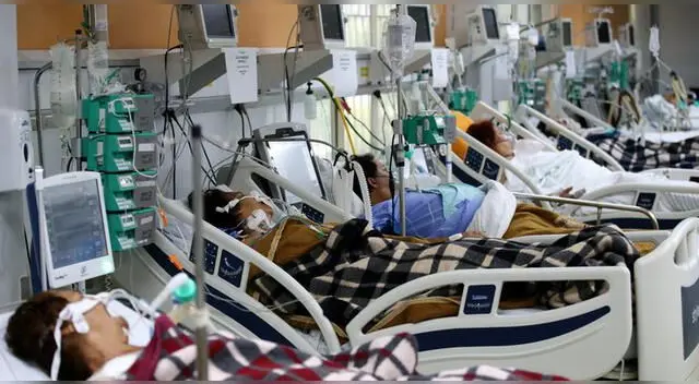 Los trabajadores de la salud atienden a los pacientes infectados con coronavirus COVID-19 en la sala de emergencias.