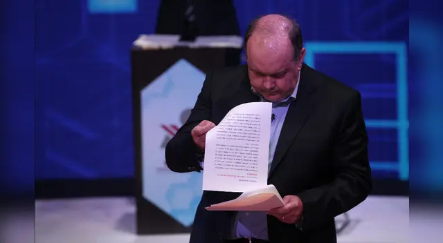 Rafael López Aliaga lee su plan de gobierno de 30 páginas redactado por él.