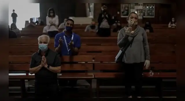 Personas son vistas con tapabocas en una iglesia durante la celebración de una eucaristía en Río de Janeiro, Brasil, en plena pandemia de coronavirus.