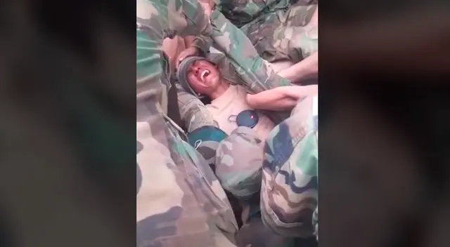 Los jóvenes del Ejército Boliviano, además de recibir una preparación mental, también tienen que superar un exhaustivo entrenamiento militar. Los jóvenes del Ejército Boliviano, además de recibir una preparación mental, también tienen que superar un exhaustivo entrenamiento militar.