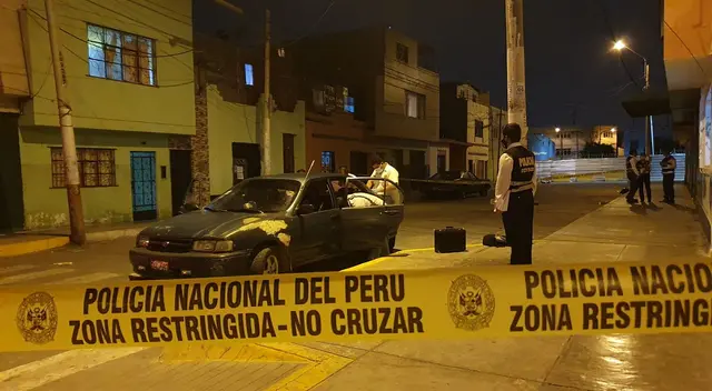 El adolescente al darse cuenta de la presencia del atacante, corrió para tratar de esconderse en un auto que se encontraba estacionado, pero fue alcanzado por el sicario.