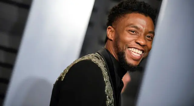 La viuda de Chadwick Boseman, Simone Ledward, recogió el galardón que obtuvo su difunta pareja como Mejor actor