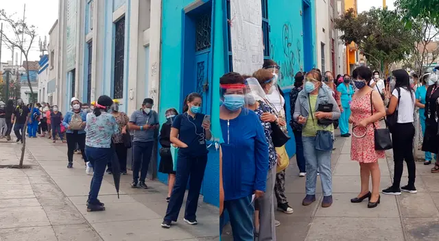 Se registran largas colas en los exteriores del Colegio de Enfermeros