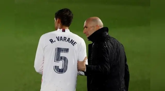 Un nuevo jugador en Real Madrid da positivo, esta vez le tocó al francés Varane.