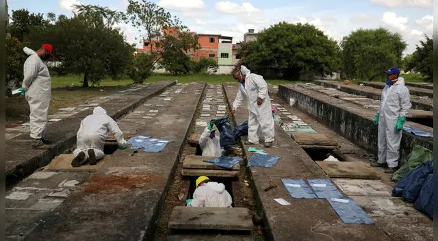 Operarios exhuman tumbas para abrir espacio para los fallecidos por covid-19, Sao Paulo, 1 de abril de 2021.