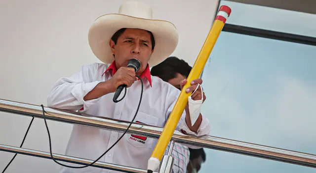 Castillo también señaló estar a favor de un posible cambio de la Constitución a través de una Asamblea Nacional Constituyente. Castillo también señaló estar a favor de un posible cambio de la Constitución a través de una Asamblea Nacional Constituyente.