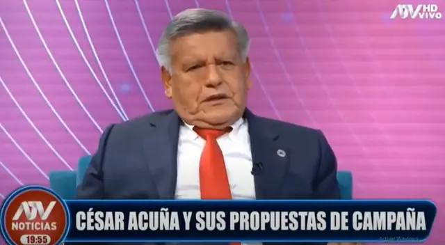 El candidato presidencial respaldó a la periodista Juliana Oxenford, quien fue atacada por el aspirante Rafael López Aliaga, de Renovación Popular.