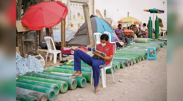 Las colas en la planta de oxígeno medicinal en Villa El Salvador registra en los exteriores alrededor de 200 personas por día. Las colas en la planta de oxígeno medicinal en Villa El Salvador registra en los exteriores alrededor de 200 personas por día.