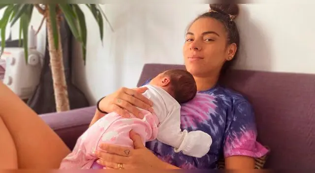 Aída Martínez emocionada de compartir con sus seguidores sobre su parto.