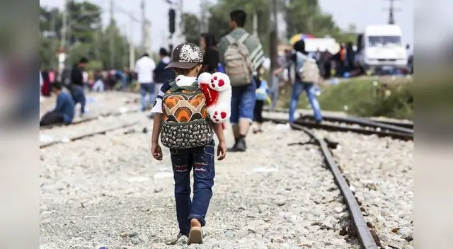 “¿Me puede ayudar? Tengo miedo”: niño migrante pide ayuda a agente tras ser abandonado en frontera de EE. UU.