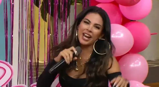 La modelo Stephanie Valenzuela llegó al set de América Hoy, y quedó sorprendida cuando mostraron sus días en el colegio.