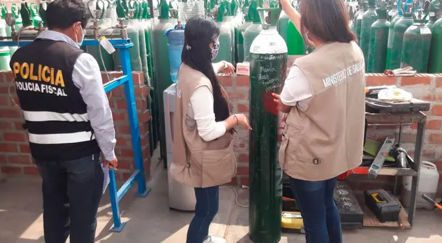 Junto al personal de DIMEMID y Osinergmin, los efectivos procedieron al recojo de una muestra y contramuestra (balón) en forma aleatoria a fin de determinar su lo que ofrecían es apto para pacientes con COVID-19. Junto al personal de DIMEMID y Osinergmin, los efectivos procedieron al recojo de una muestra y contramuestra (balón) en forma aleatoria a fin de determinar su lo que ofrecían es apto para pacientes con COVID-19.