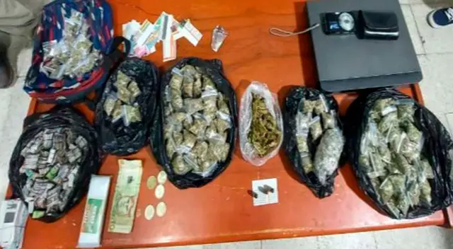 Los ketes y envoltorios con la droga incautada Los ketes y envoltorios con la droga incautada