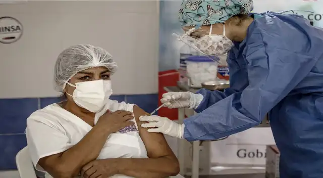 Disminuyen las muertes y hospitalizaciones de médicos tras vacunación contra la COVID-19