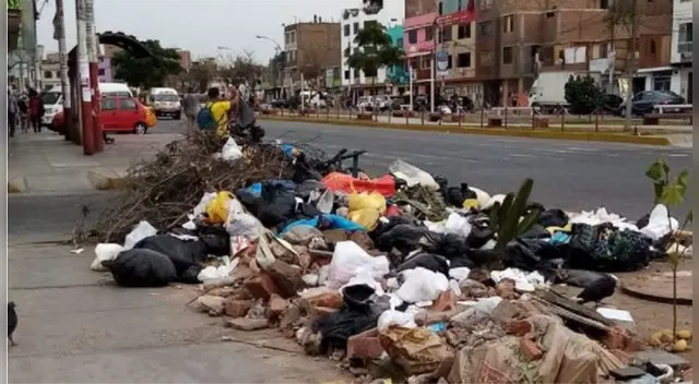 Imágenes de la basura en la avenida Perú Imágenes de la basura en la avenida Perú