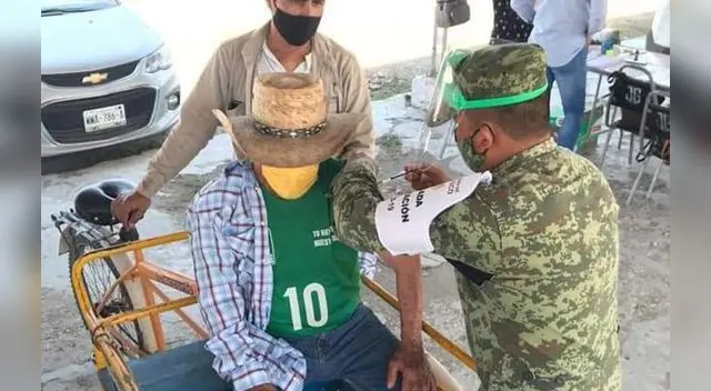 México: Lleva a su padre en su triciclo para que pueda ser vacunado contra la COVID-19.