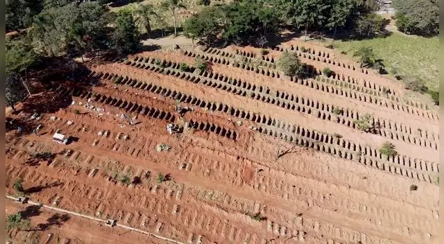 Este jueves fueron difundidas unas imágenes donde se ve a hombres cavando con maquinaria cientos de tumbas en el cementerio de St. Luiz de Sao Paulo.