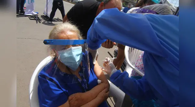 Minsa suspenderá vacunación de adultos mayores con seguro privado.