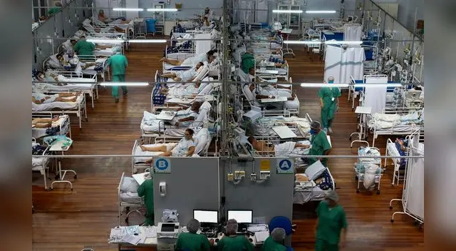 Los pacientes afectados por la COVID-19 permanecen en un hospital de campaña instalado en un gimnasio deportivo, en Santo Andre, estado de Sao Paulo, Brasil.