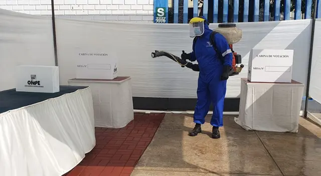 El alcalde del distrito, José Guevara indicó que entre hoy y mañana se realizaran estas desinfecciones previniendo la COVID-19. El alcalde del distrito, José Guevara indicó que entre hoy y mañana se realizaran estas desinfecciones previniendo la COVID-19.