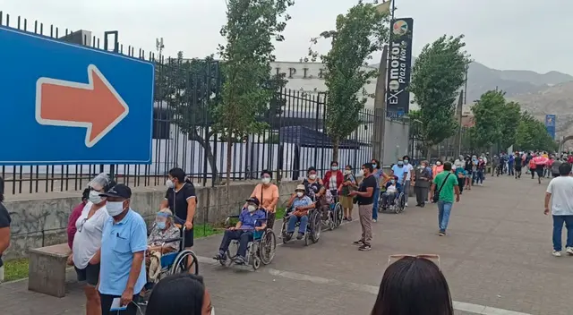 Adultos mayores de 85 años forman largas colas Adultos mayores de 85 años forman largas colas