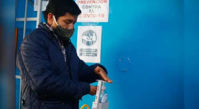 Desinfección con alcohol en gel evita la propagación del COVID-19. Desinfección con alcohol en gel evita la propagación del COVID-19.