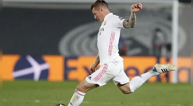 El volante del equipo de Real Madrid remató con un tiro libre contra el Barcelona.