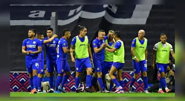 Festejo de la gente del Cruz Azul por el gol marcado. Festejo de la gente del Cruz Azul por el gol marcado.