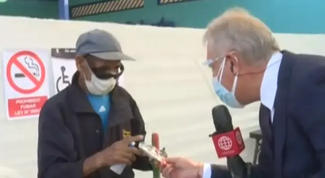 Gunter Raver se solidariza con anciano y le obsequia mascarilla. Gunter Raver se solidariza con anciano y le obsequia mascarilla.