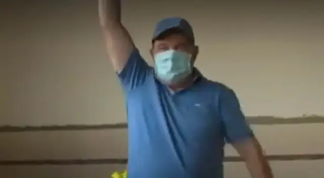 Rafael López llegó al local de su partido con un accesorio que llevaba el logo de Renovación Popular