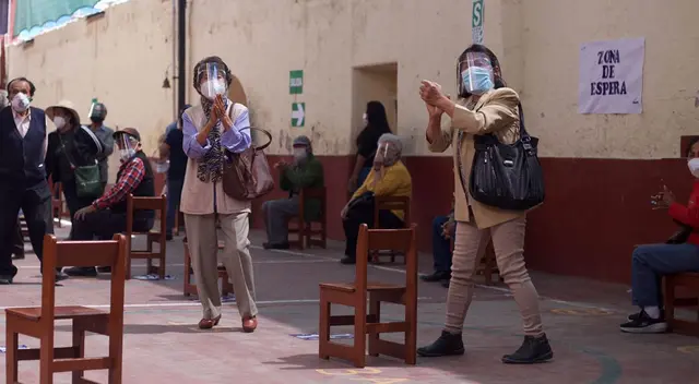 Adultos mayores esperan que mesas de votación se instalen.Foto referencial Adultos mayores esperan que mesas de votación se instalen.Foto referencial