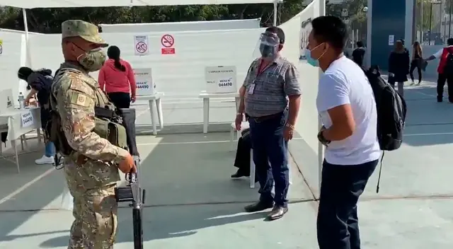 El muchacho se desmayó cuando le pidieron ser miembro de mesa. El muchacho se desmayó cuando le pidieron ser miembro de mesa.