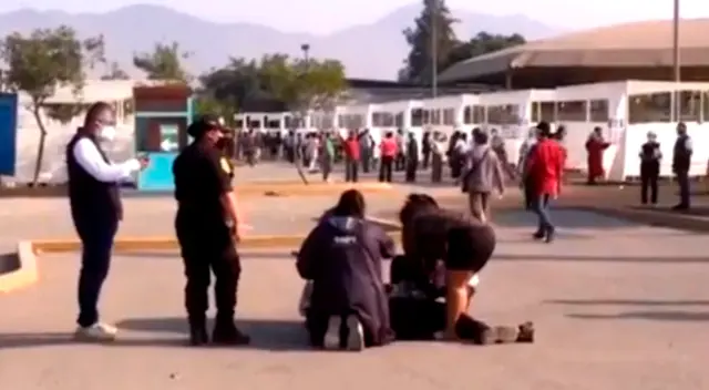 Adulto mayor sufre desmayo esperando votar en el centro de votación Parque Zonal Huiracocha. Adulto mayor sufre desmayo esperando votar en el centro de votación Parque Zonal Huiracocha.