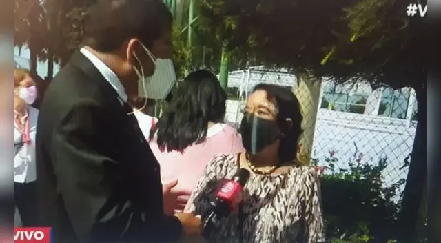 Surco: reportero encuentra a su madre en larga fila de local de votación. Surco: reportero encuentra a su madre en larga fila de local de votación.