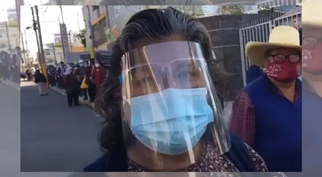 Luisa Pérez (72) se ofreció a ser miembro de mesa ante la ausencia de jóvenes en la cola Luisa Pérez (72) se ofreció a ser miembro de mesa ante la ausencia de jóvenes en la cola